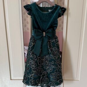 Elegant Green Velvet Dress with Bow